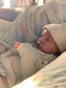 48 厘米逼真重生睡娃娃，手绘 3D 皮肤和血管，19 英寸活体柔软乙烯基新生婴儿可爱儿童睡前玩具（部分零件随机，包括奶嘴、奶瓶、尿布、帽子和衣服套装） - 駝色 - 查看 5