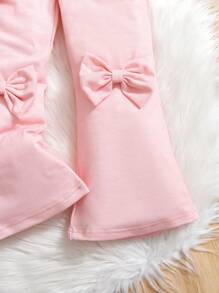小女孩可爱蝴蝶结点缀粉色套装，采用弹性柔软面料制成，套头衫搭配喇叭裤，甜美而俏皮。粉色色调柔和，适合日常穿着和各种场合，轻松打造活力外观，宝宝衣柜中的百搭单品 - 粉色 - 查看 9