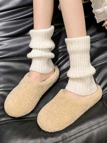 Chaussures plates enfiler femme, avec semelle souple et confortable, antidérapante, doublure en peluche, coloris unicolore, décoré d'une boucle métallique, style rétro mignon et polyvalent. Idéal pour l'intérieur, la maison, le bureau, le campus et les sorties
