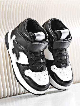 1 par de zapatos deportivos con cordones y cierre de gancho y bucle para niños para uso en exteriores, zapatos de patinaje de estilo bicolor blanco y negro con parche de estrella de cinco puntas, cierre elástico y de gancho y bucle, respirables y perforados, de moda, altos para patinaje y baloncesto, apropiados para todas las estaciones, de vuelta al colegio para escuelas primarias y secundarias