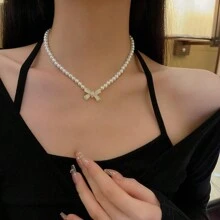 Collar con cuentas de perlas falsas y lazo decorado con rhinestones
