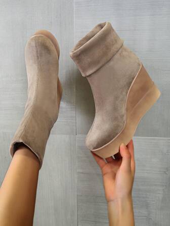 完美搭配牛仔裤，双向舒适黑色坡跟踝靴，新款时尚一脚蹬短靴，保暖内衬，弹性鞋筒，时尚高跟鞋，适合秋冬