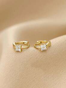 1 对时尚优雅百搭铜镀 18K 金方晶锆石花形耳环，适合女士佩戴。小花朵耳环犹如春天的晨曦，在耳边绽放，为您的装扮增添一丝可爱魅力和活力！ - 鑲石花朵耳扣 - 查看 3