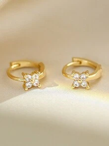 1 对时尚优雅百搭铜镀 18K 金方晶锆石花形耳环，适合女士佩戴。小花朵耳环犹如春天的晨曦，在耳边绽放，为您的装扮增添一丝可爱魅力和活力！ - 鑲石花朵耳扣 - 查看 2