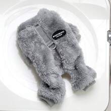 1件宠物四足动物衣服适合小型犬穿，加厚保暖的衣服让冬天不再寒冷，狗狗可以开心的出去玩，配有牵引环，可以直接用牵引绳牵引，方便实用