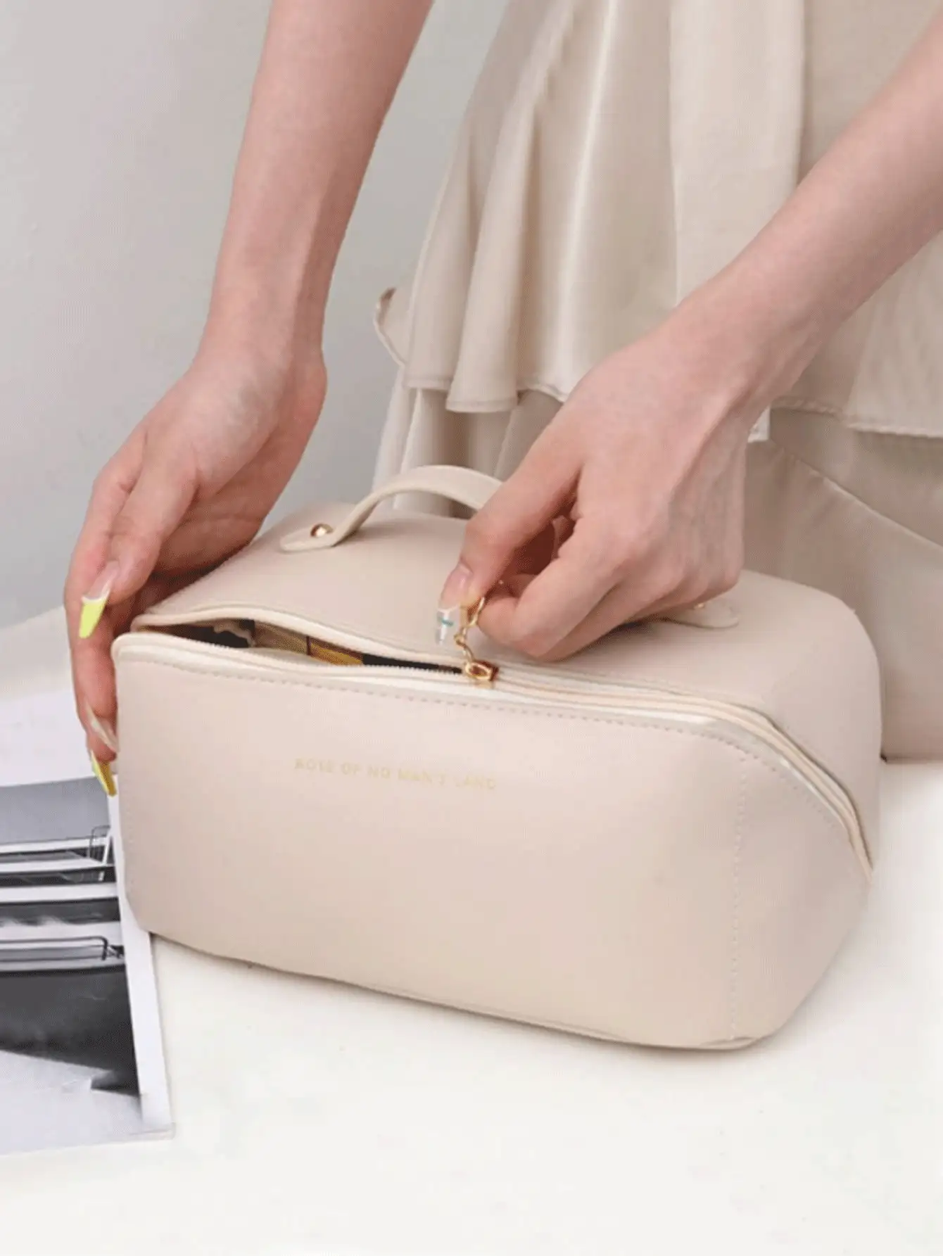 1pc Slogan Graphic Makeup Bag - Beige - View 4