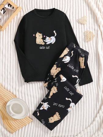 一套时尚休闲的春秋季女孩家居服，采用可爱猫咪印花长袖上衣和充满猫咪图案的裤子。面料多功能且舒适，适合休闲家居服