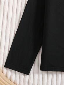 一套春秋季女童休闲家居服，包括一件印有可爱猫咪图案的长袖上衣和一条印满猫咪图案的裤子。面料舒适百搭，适合居家休闲穿着。 - 黑色 - 查看 7