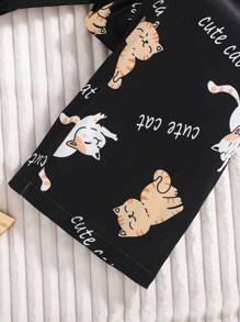 一套春秋季女童休闲家居服，包括一件印有可爱猫咪图案的长袖上衣和一条印满猫咪图案的裤子。面料舒适百搭，适合居家休闲穿着。 - 黑色 - 查看 5