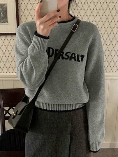 撞色圆领嵌花字母设计长袖常规版型宽松休闲女式毛衣，秋冬