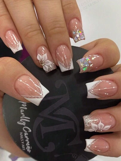 Juego de 24 uñas artificiales en forma de ataúd francés, tono de piel natural con bordes blancos, decoradas con brillantes rhinestones y pequeñas flores, perfectas para fiestas, galas y uso diario. El set incluye 1 pieza de gel de gelatina y 1 lima de uñas. Removibles y reutilizables. Suministros de arte de uñas