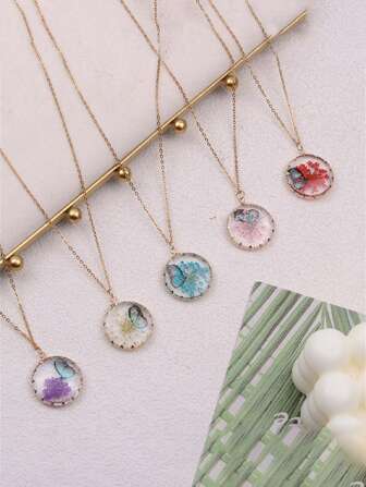 波西米亚风格蝴蝶吊坠项链配干花 - 复古树脂首饰，适合女性日常和派对佩戴