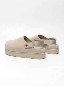 2024 年新款坡跟厚底一脚蹬凉鞋，舒适简约休闲露背拖鞋，百搭，搭配红色袜子，圣诞节节日