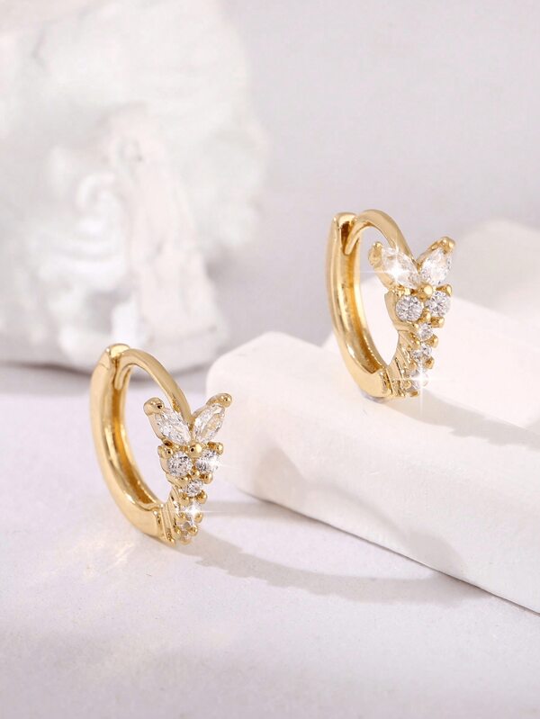 زوج من الأقراط الصغيرة الأنيقة ذات تصميم دائري ومتنوع الشكل مع الفراشات من النحاس الأنيق والزركون، هدية عيد ميلاد مثالية للفتيات