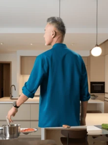 新款时尚孔雀蓝厨师服，男女通用长袖专业夹克，适合酒店、餐厅、面包店和咖啡厅，秋冬季。吸湿排汗、抗皱、抗起球、防缩水、防变形。经典 V 领设计，配有装饰笔袋。 - 藍色 - 查看 4