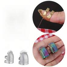 2 Piezas/set Protectores De Dedos De Colores Para La Aguja De Coser Con Banda De Metal Ajustable, Aptos Para Proteger Las Yemas De Los Dedos Mientras Se Cose, Previniendo Que La Aguja Te Pinche. El Tamaño Pequeño (s) Es Para Dedos Con Un Diámetro De 1,3-1,5 Cm, El Tamaño Mediano (m) Es Para Dedos Con Un Diámetro De 1,5-1,8 Cm.