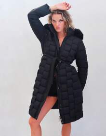 Chaqueta acolchada con capucha y cierre de cremallera, completa con cinturón para darle un toque femenino y un ajuste contorneado. - Negro - Ver 1