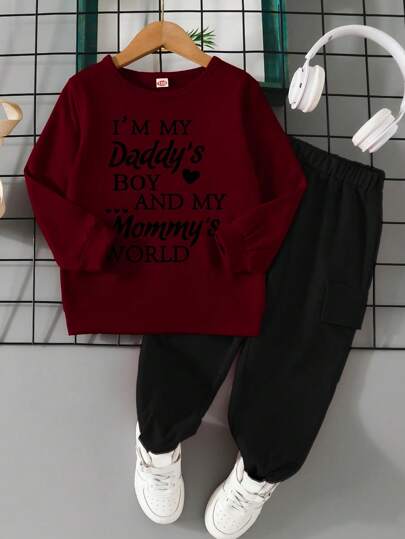 2 件套小男孩“我是爸爸的男孩和妈妈的世界”印花服装，包括工装口袋上衣和运动裤，适合春秋季节