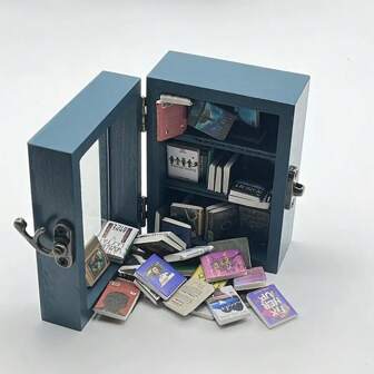 1 pieza Estantería de ansiedad (contiene 60 libros) Libérate de tu ansiedad, Mini caja de cerillas de libro, Adornos para casita de muñecas. Decora tu habitación y llénala de un ambiente académico. Incluso cuando estás solo, tienes su compañía, reduciendo tu ansiedad. Mini decoraciones, regalos para fiestas adecuados para amigos y parientes, parejas cuando se trata de pequeños regalos, se pueden colocar en la habitación, la oficina, lugares privados cuando se trata de decoración