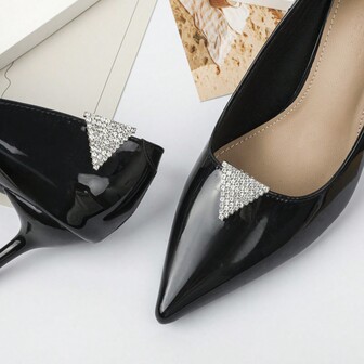 2 st. avtagbara gör-det-själv-skotillbehör, konstgjorda kristallvita metalltriangulära blomdekorationsklämmor för höga klackar, moderiktiga eleganta skoklämmor för kvinnor, höga klackar, sandaler, pumps, brud-, dejt-, bröllops-, arbetsskor, finns i svart, vit, aprikos, röd, blå, champagne