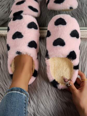 女士粉色和黑色心形装饰温暖毛绒卧室拖鞋，适合冬季，毛茸茸的鞋子