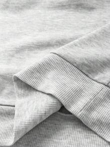 男士秋季两件套卫衣和运动裤套装，浅灰色长袖圆领休闲上衣，针织弹力腰带抽绳浅灰色慢跑裤，字母印花图案