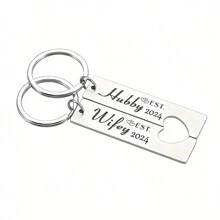 HUBBY & WIFEY 2024 - 适合新婚夫妇的不锈钢钥匙扣套装，完美的周年纪念礼物，银色 - 銀色 - 查看 6