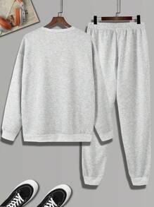 男士秋季两件套卫衣和运动裤套装，浅灰色长袖圆领休闲上衣，针织弹力腰带抽绳浅灰色慢跑裤，字母印花图案