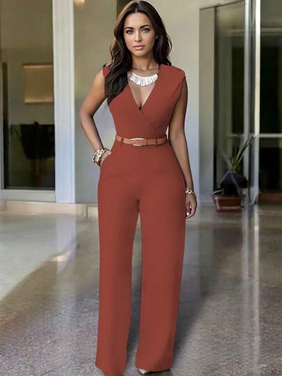 Mono de pierna ancha de cuello profundo con bolsillo oblicuo y cintura ajustable con cinturón modelo colette