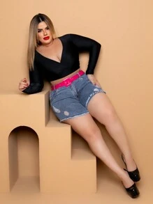 Plus Size Frayed Hem Jean Shorts With High Waist Belt - 淺色水洗藍 - 查看 4