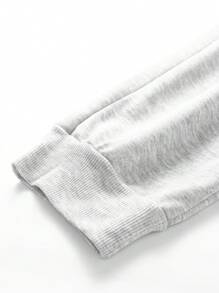 男士秋季两件套卫衣和运动裤套装，浅灰色长袖圆领休闲上衣，针织弹力腰带抽绳浅灰色慢跑裤，字母印花图案