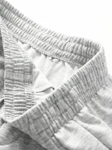 男士秋季两件套卫衣和运动裤套装，浅灰色长袖圆领休闲上衣，针织弹力腰带抽绳浅灰色慢跑裤，字母印花图案