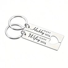 HUBBY & WIFEY 2024 - 适合新婚夫妇的不锈钢钥匙扣套装，完美的周年纪念礼物，银色 - 銀色 - 查看 1