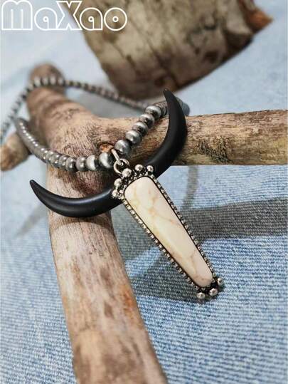 1件复古西部牛仔风格牛头彩色宝石吊坠项链，复古美式珍珠项链。采用做旧银色金属制成，3D牛头造型，饰以彩色仿绿松石条形吊坠，铆钉纹理边缘，粗犷质感的串珠链，整体设计充满狂野西部风情，适合搭配各种服饰。