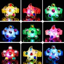 5 件发光派对礼品 LED 手链和 LED 戒指教室夜光霓虹灯派对用品礼品袋生日、嘉年华奖品、皮纳塔礼品袋礼品 LED 发光指尖陀螺手链夜光派对礼品发光旋转环减压玩具派对礼品用品 - 彩色 - 查看 9