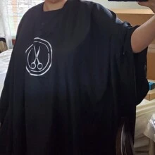 1 pièce Cape de barbier - Cape de coupe de cheveux professionnelle grande taille avec fermeture à pression, cape de coupe de cheveux unisexe adulte noire ; cape de salon pour hommes, cape de coiffure hydrofuge, robe de styliste, outils capillaires, produits capillaires et accessoires pour salon de coiffure, essentiels de voyage, retour à l'école, essentiels de voyage pour les fêtes, accessoires capillaires pour femmes