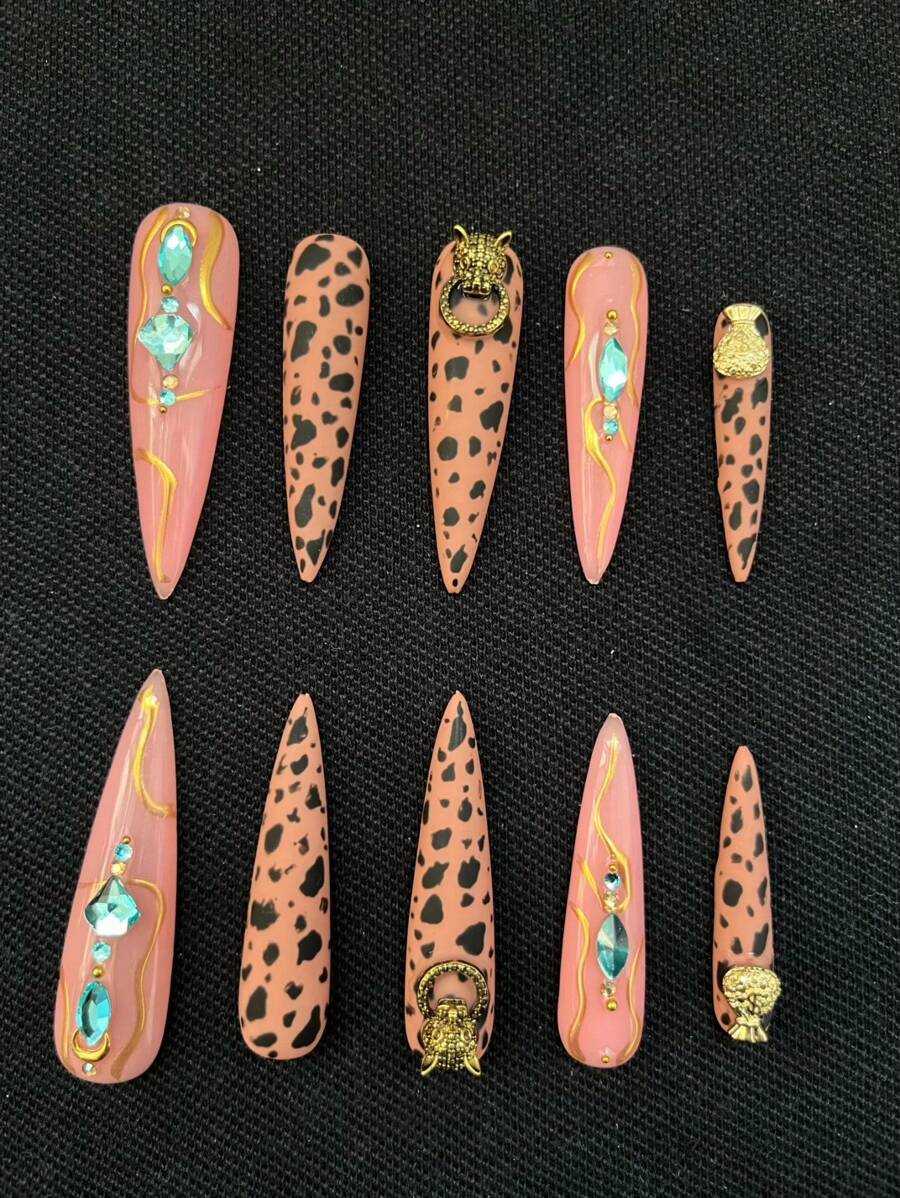 10片纯手工按压式指甲，54mm杏仁形，指甲片经过不同工艺处理，豹纹配色，镶嵌金色金属饰件，整体性感，适合约会时佩戴，指甲片可多次使用，佩戴方便 - 彩色 - 查看 1