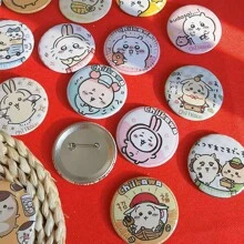 1 件动漫卡通徽章、可爱 Chiika 风格胸针、御宅族时尚背包装饰别针、小 Hachi 动漫包配件徽章、金属珐琅徽章、万圣节礼物（随机尺寸）衣服配饰别针包饰背包学校办公室配饰衬衫夹克珠宝衣服别针有趣的教师礼物万圣节配饰教师节服装配饰包饰圣诞节