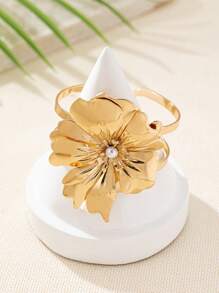 5 Stücke luxuriöses asymmetrisches Metall-Blumen-Halsketten-Set, charmantes Blumen-Armband, minimalistischer Ring, modische Ohrringe, eleganter hochwertiger Schmuck für Frauen