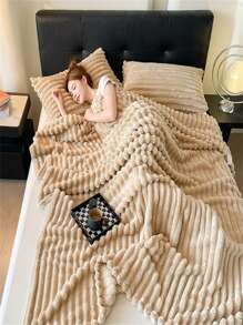 1pc Solid Color Plush Flannel Blanket, Soft & Cozy For Sofa, Nap, Air Conditioning, Car, Bedroom, Hotel - Skin-Friendly Material