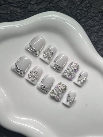 10个/包 Y2K 细高跟美甲贴，手工制作，裸色搭配白色法式设计，包含雪花、蝴蝶、蛇、花卉水钻元素，适合女士和女孩，派对、舞会、日常佩戴。（配件颜色随机）按压式美甲用品