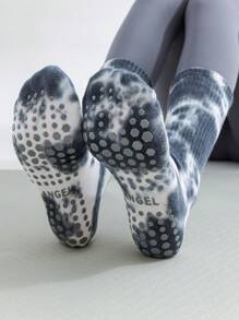 1 par de calcetines tipo tripulación con efecto tie-dye unisex, calcetines de yoga con estampado de letras y agarre antideslizante, aptos para el hogar y deportes, para gimnasio