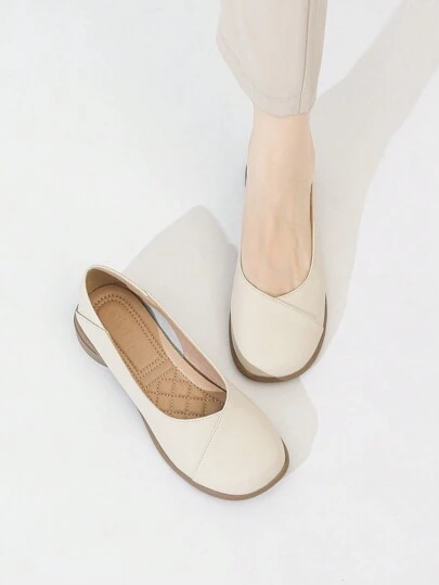 女士舒适黑色平底一脚蹬休闲鞋，柔软舒适，激光镂空图案，透气芭蕾平底鞋，适合上班穿着