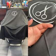 1 pièce Cape de barbier - Cape de coupe de cheveux professionnelle grande taille avec fermeture à pression, cape de coupe de cheveux unisexe adulte noire ; cape de salon pour hommes, cape de coiffure hydrofuge, robe de styliste, outils capillaires, produits capillaires et accessoires pour salon de coiffure, essentiels de voyage, retour à l'école, essentiels de voyage pour les fêtes, accessoires capillaires pour femmes