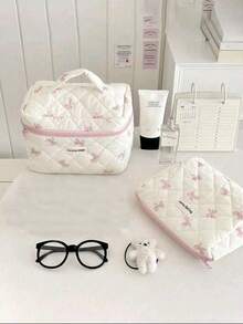 1 件白色背景粉色蝴蝶结绗缝设计手提包化妆包，时尚休闲大容量便携式拉链化妆包，旅行和度假必需品化妆包，适用于卫生巾、袋垫、Airpods、有线耳机、Earpods、耳机、充电器、口红、化妆品、香水、护肤品和美容产品、家居装饰、适合妈妈、女性、护士、学生、女学生、钥匙、节日礼物 - 粉色 - 查看 2