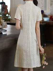 Đầm sườn xám Trung Hoa thanh lịch cổ đứng tay ngắn cài nút phong cách cổ điển - Màu be - Xem 2
