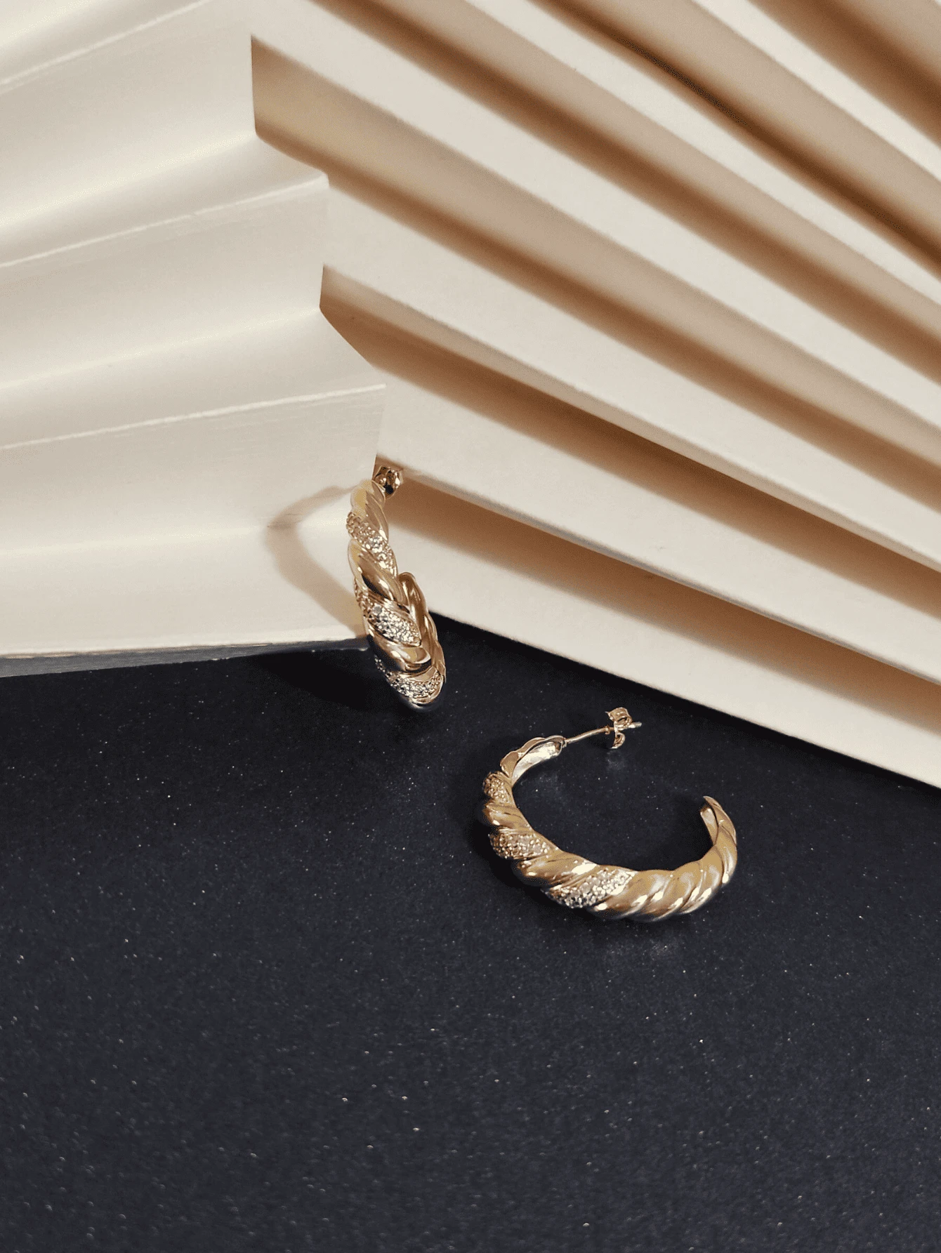 Party Hoop Earring Studded With Zirconias Interspersed Details European Luxury Contemporary - 金色 - 查看 1