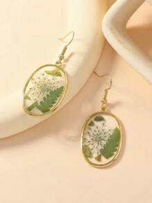 1 Pair Holiday Stylish White Dried Flower & Green Asymmetrical Oval Leaf Design Earrings, Suitable For Daily Wearing Valentines,Mom,Mother,Mother's Day,Gift