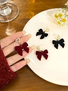 1 paire de boucles d'oreilles à tige avec un design de nœud en forme de cœur en velours et faux perles, nœud noir. Bijou de mode pour cadeau aux femmes, convient pour le Nouvel An, le Printemps, la Saint-Valentin, la Fête des Mères.