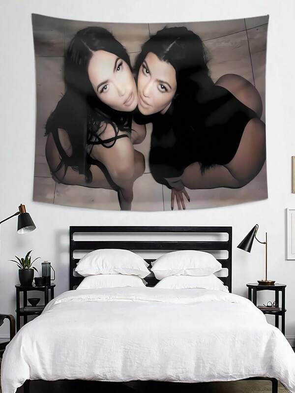 1 bucată tapiserie Megan Fox și Kourtney Karda-Shian Tapiserie din poliester pentru decorul camerei de la colegiu, petrecere în aer liber, cadou, sufragerie, tapiserie pentru decorarea camerei, cadou ideal de vacanță, decorațiuni interioare, steaguri pentru cameră, obiecte de cameră, tapiserie de perete